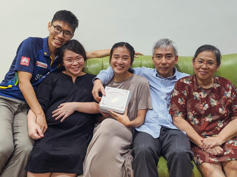 The author (centre) with her brother-in-law Alvin Tan, sister Yeo Tai Yi, mother Low Siew Luan and father 
Yeo Gun Tong.