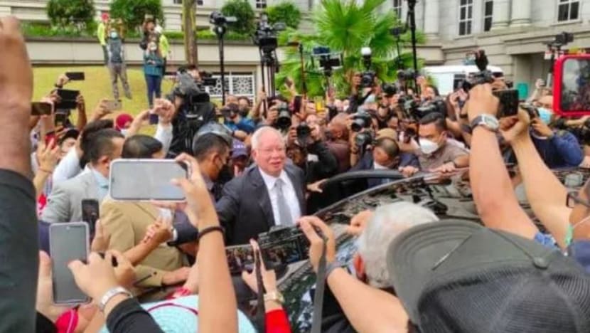 Laungan "Bossku, Lawan Tetap Lawan" sambut ketibaan Najib di mahkamah