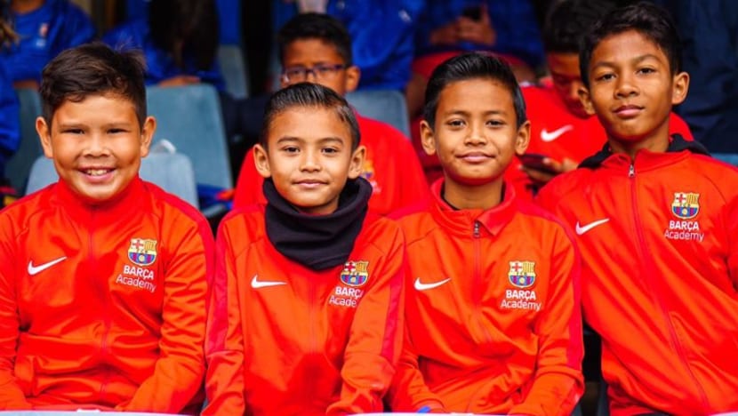 Dari padang sekolah ke Camp Nou, 4 pemain cilik Melayu serlahkan bakat di stadium unggul