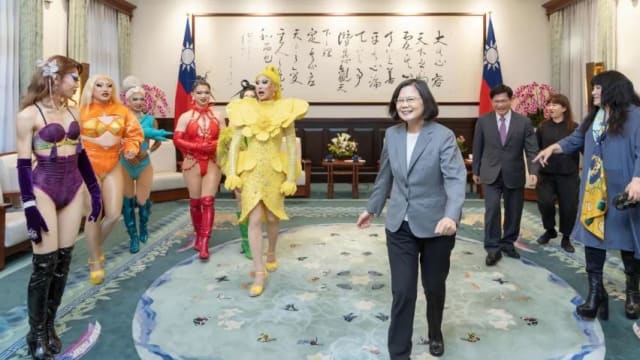 台湾总统蔡英文邀请变装表演者妮妃雅会面 - 8world