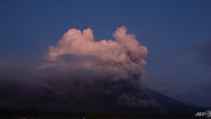 Indonesia tingkatkan amaran gunung berapi Semeru ke tahap tertinggi
