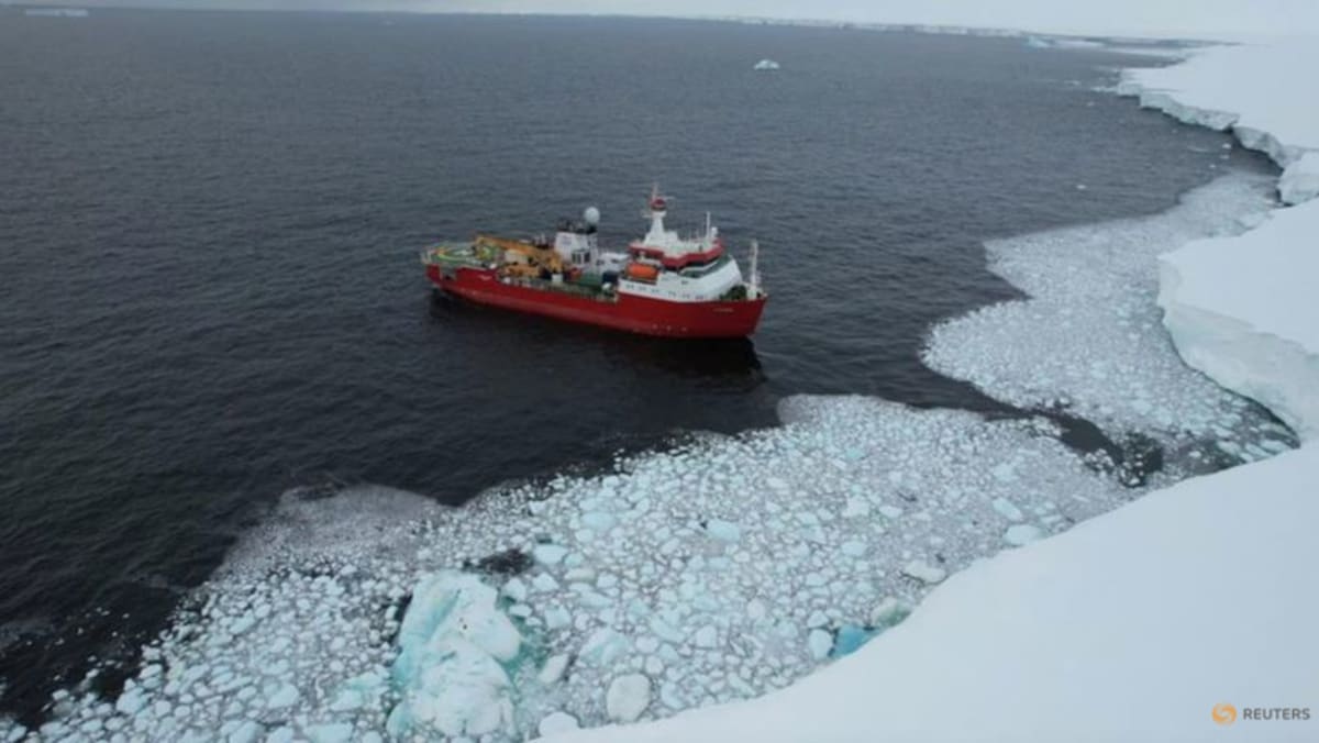 Pe măsură ce gheața se retrage, nava italiană face o călătorie record în Antarctica