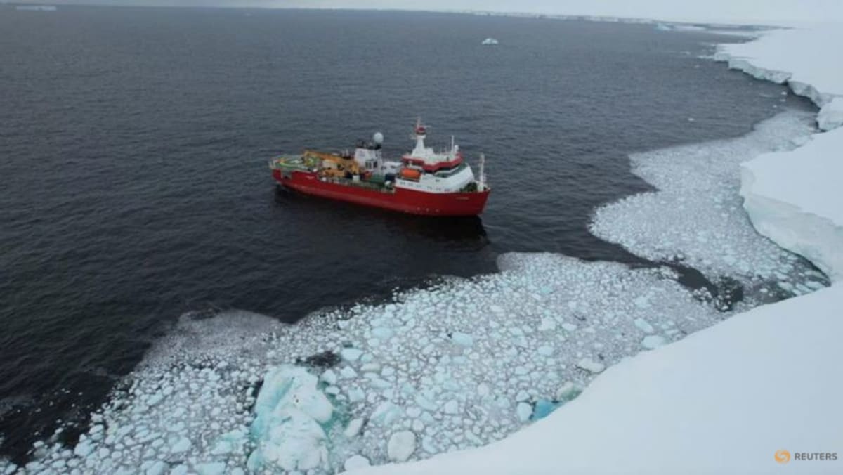 Pe măsură ce gheața se retrage, nava italiană face o călătorie record în Antarctica Pe măsură ce gheața se retrage, nava italiană face o călătorie record în Antarctica