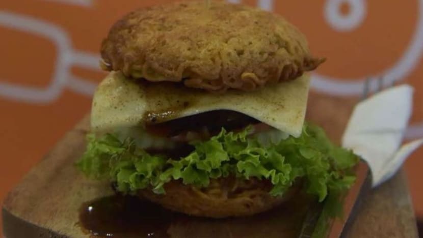 Mahu cuba 'burger Indomie'? Mi/Burger yang mungkin belum pernah anda tahu ada