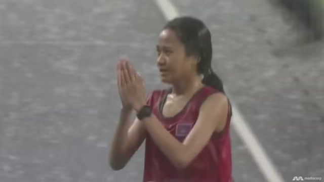 柬长跑女将包尾遇暴雨 坚持跑完比赛赢掌声