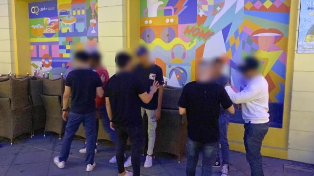 警方扫荡公共娱乐场所和夜店 逮捕7名涉及各项罪行的男子