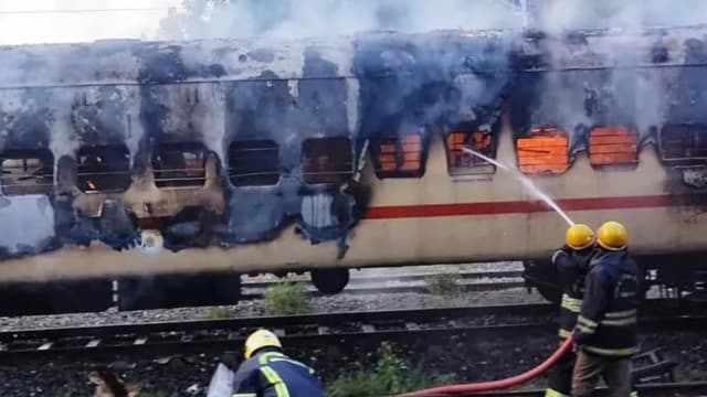 印度一列火车发生火患 至少九人丧命