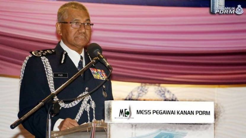 Presiden Halimah Yacob anugerahkan Pingat Jasa Gemilang kepada Ketua Polis M'sia