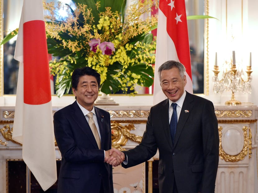 Singapore Prime Minister Lee Hsien Loong (R) shakes hands with his Japanese counterpart Shinzo Abe before their meeting at the state guest house in Tokyo, Japan, September, 28 2016. Photo: Reuters