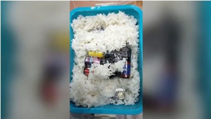 Bahan-bahan e-rokok ditemui dalam bekas nasi di Pusat Pemeriksaan Woodlands