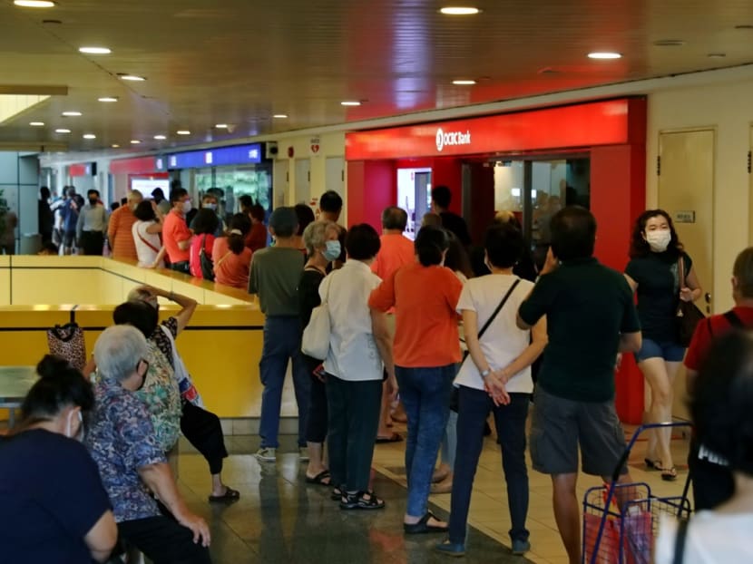 Banks see long queues for new notes ahead of Chinese New Year, some people  turned away - TODAY