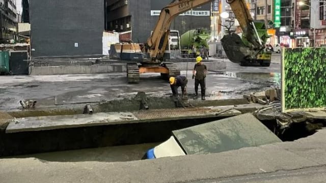 台南15米长天坑吞噬货车 吊车前来抢救也倒塌砸民宅