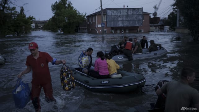 Citizens embark on chaotic scramble to escape floodwaters after Ukraine dam breach