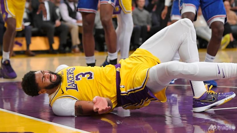Basketball: Davis injury scare as Lakers rout Knicks