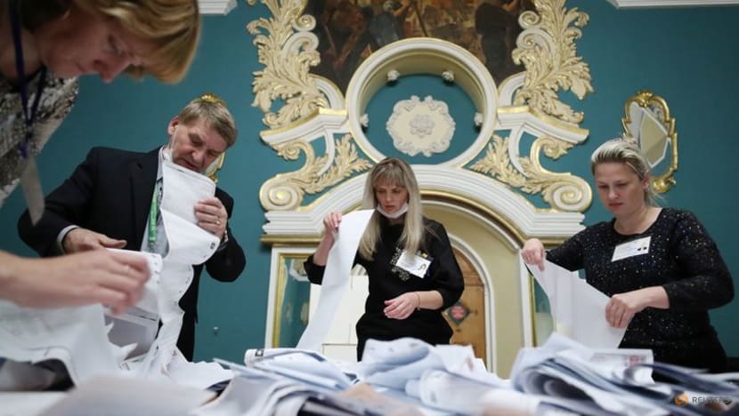 Rivals allege mass fraud as Russian pro-Putin party wins big majority Rivals allege mass fraud as Russian pro-Putin party wins big majority