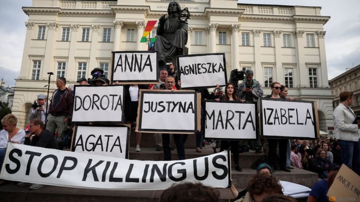 ‘Berhenti membunuh kami’: Perempuan Polandia memprotes undang-undang anti-aborsi yang ketat