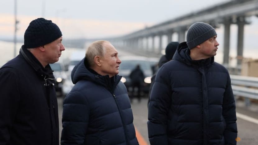 Putin drives across Crimea bridge in a Mercedes Putin drives across Crimea bridge in a Mercedes
