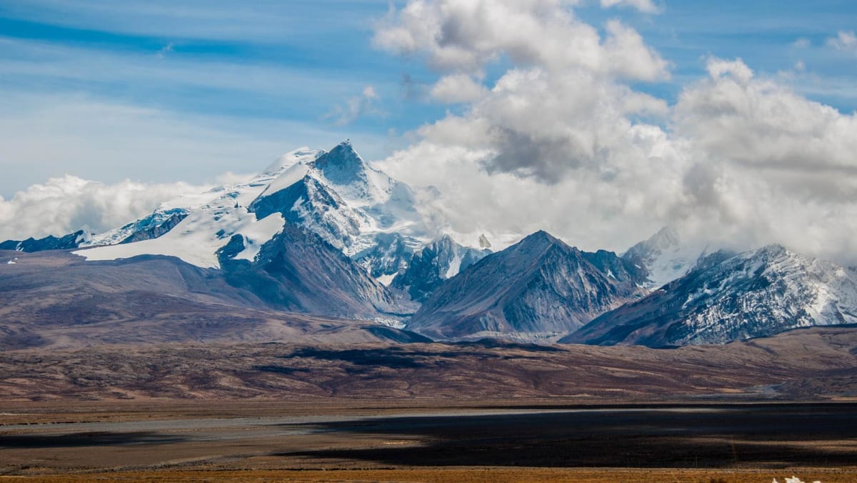 To dør i snøskred på Tibets Shishapangma mens 50 andre klatrer