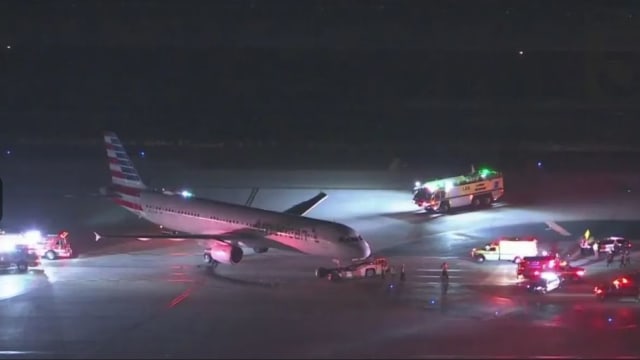 洛杉矶机场客机与接驳巴士相撞 至少五人受伤