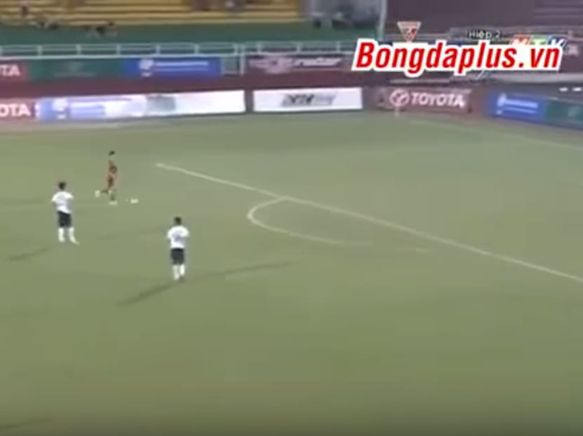 In a sporting revision of ‘the mannequin challenge’, players from Long An stood stock still and refused to tackle their Ho Chi Minh City rivals in a televised V-League game late yesterday. Photo: Screen capture via YouTube