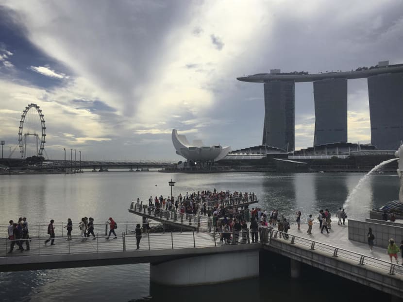 Tourists gather on a bridge along the Singapore river for a view of the skyline of Singapore's central business district and Marina Bay area on Nov 2, 2016, in Singapore. Photo: AP