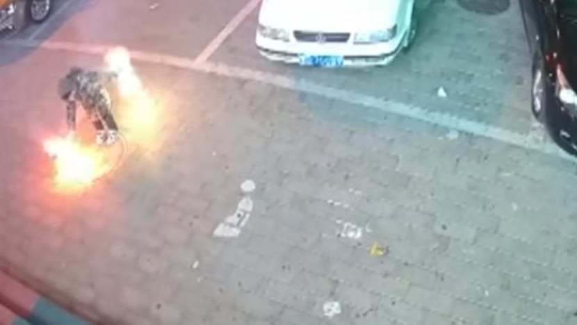 Kanak-kanak 8 tahun cetuskan letupan selepas lekatkan bunga api pada penutup lubang jalan Kanak-kanak 8 tahun cetuskan letupan selepas lekatkan bunga api pada penutup lubang jalan