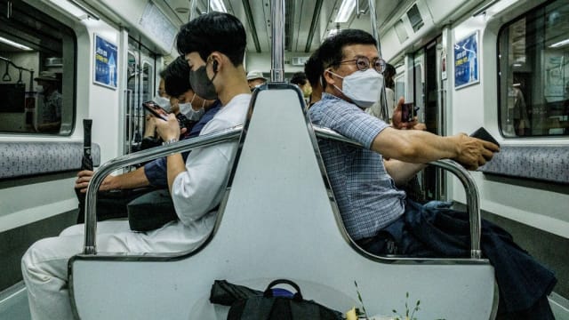韩国今起全面解除搭乘公共交通工具须戴口罩的规定