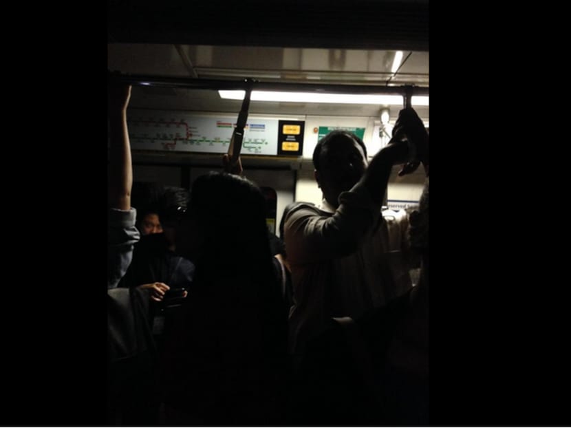 Blackout inside an MRT train. Photo: @vvictorriax/Twitter