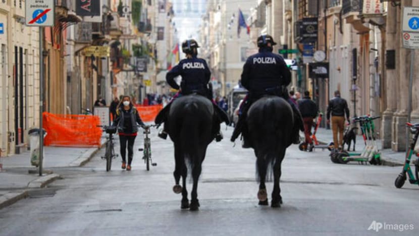 Italy enters 3-day Easter lockdown amid vaccination snags Italy enters 3-day Easter lockdown amid vaccination snags