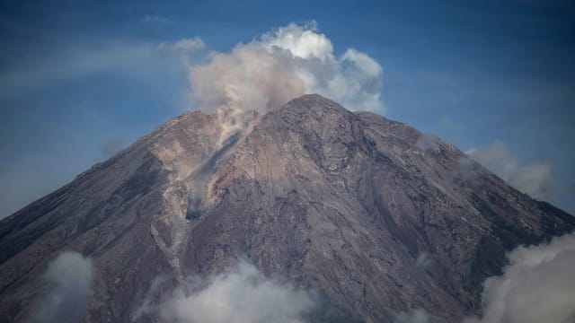印尼塞梅鲁火山再度喷发 