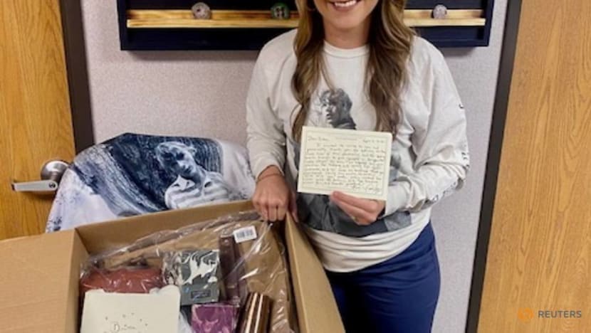 Taylor Swift gifted merch to frontline nurse who listens to her music Taylor Swift gifted merch to frontline nurse who listens to her music
