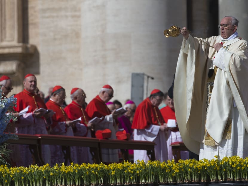 Pope Francis, huge crowd joyously celebrate Easter