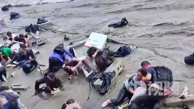 中国钱塘江大潮击溃石护栏  多名游客被冲倒受伤  