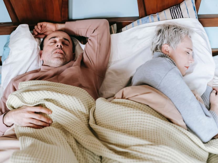 REM sleep behavior disorder can occur at any age, but symptoms usually start with people in their 40s and 50s. REM sleep behavior disorder can occur at any age, but symptoms usually start with people in their 40s and 50s.