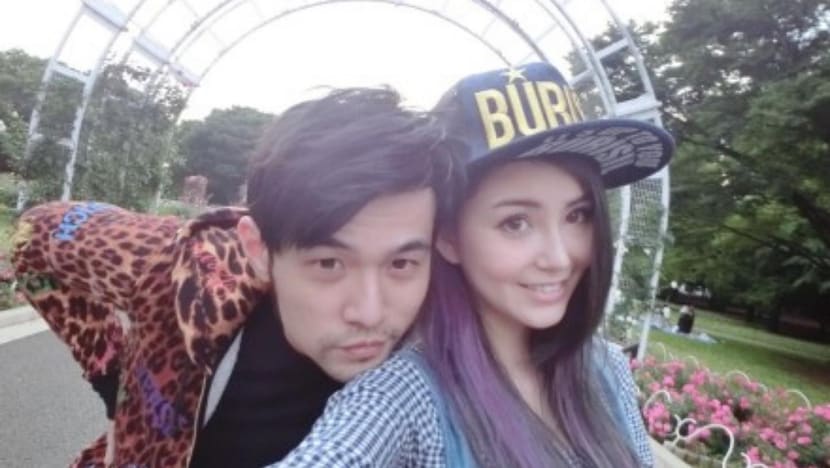 Jay Chou & Wife Spotted On Budget Flight