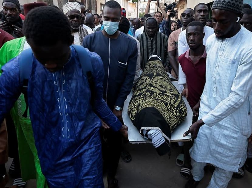 Relatives carry the body of Elhaji Cisse, who was killed during clashes between supporters of Senegal opposition leader Ousmane Sonko and security forces after Sonko was sentenced to prison, during Elhaji Cisse funeral ceremony outside his house, in Dakar, Senegal June 5, 2023. REUTERS/Zohra Bensemra