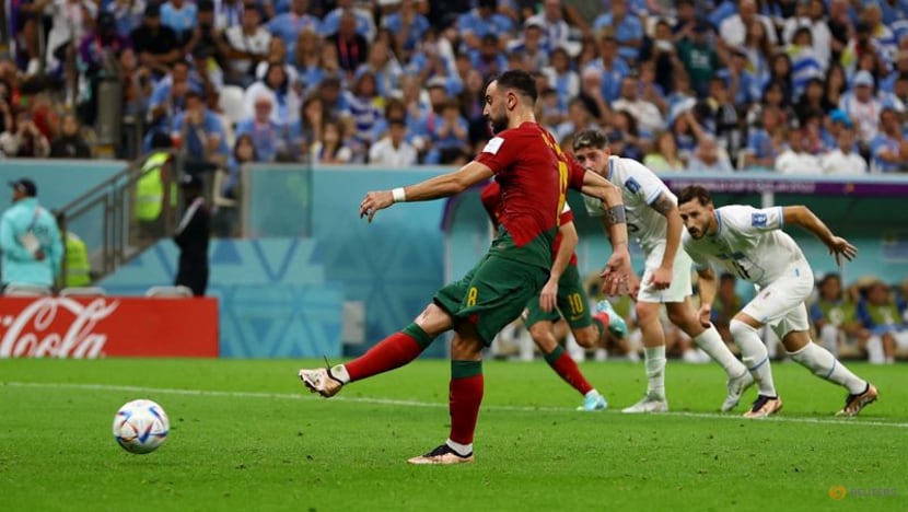 Fernandes double fires Portugal through to World Cup last 16