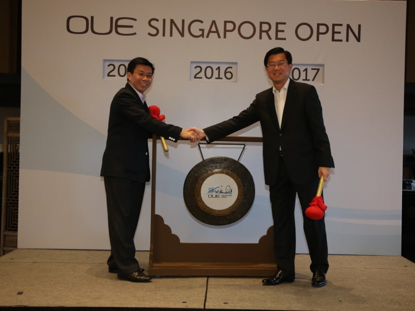 Senior Minister of State and President of Singapore Badminton Association (SBA) Lee Yi Shyan (left) with Executive Chairman of OUE and Patron of SBA Stephen Riady announced the S$2.2 million, three-year sponsorship of the Singapore Open. Photo: OUE Singapore Open