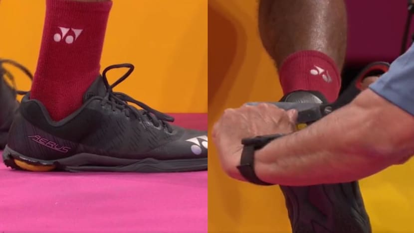 Malaysia s badminton coach Hendrawan lends shoes to rival player