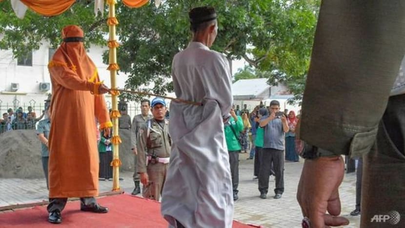 6 lelaki dirotan di khalayak ramai di Aceh kerana berjudi