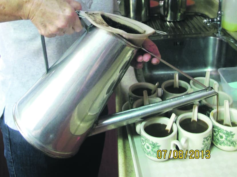Mdm Tay brewing coffee for the weekly ‘kopitiam’ session at the Asian Women’s Welfare Association’s Community 
Home for 
Senior Citizens. Photo: Community Chest