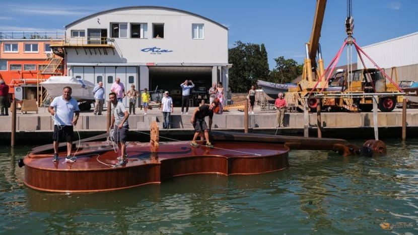In Italy, floating fiddle makes test voyage In Italy, floating fiddle makes test voyage