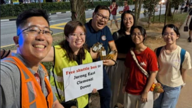 前线追踪 | 列车停驶 他日夜疏导人流 靠公众打气补能量 前线追踪 | 列车停驶 他日夜疏导人流 靠公众打气补能量