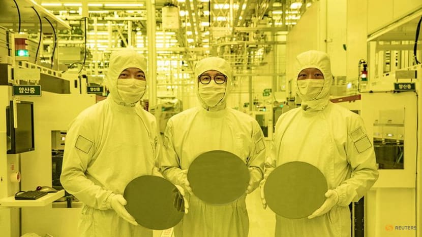 Samsung Elec starts 3-nanometre chip production to lure new foundry customers Samsung Elec starts 3-nanometre chip production to lure new foundry customers