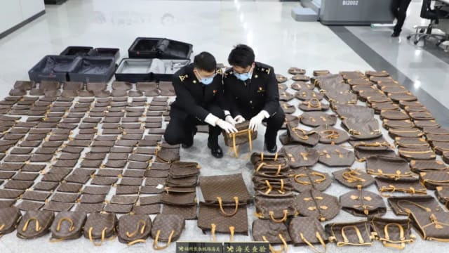 行李内装316个LV包 旅客福州机场被拦 