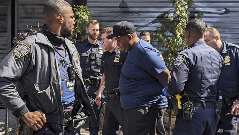 5 people to share US$50,000 reward for tips on New York subway shooting suspect 5 people to share US$50,000 reward for tips on New York subway shooting suspect