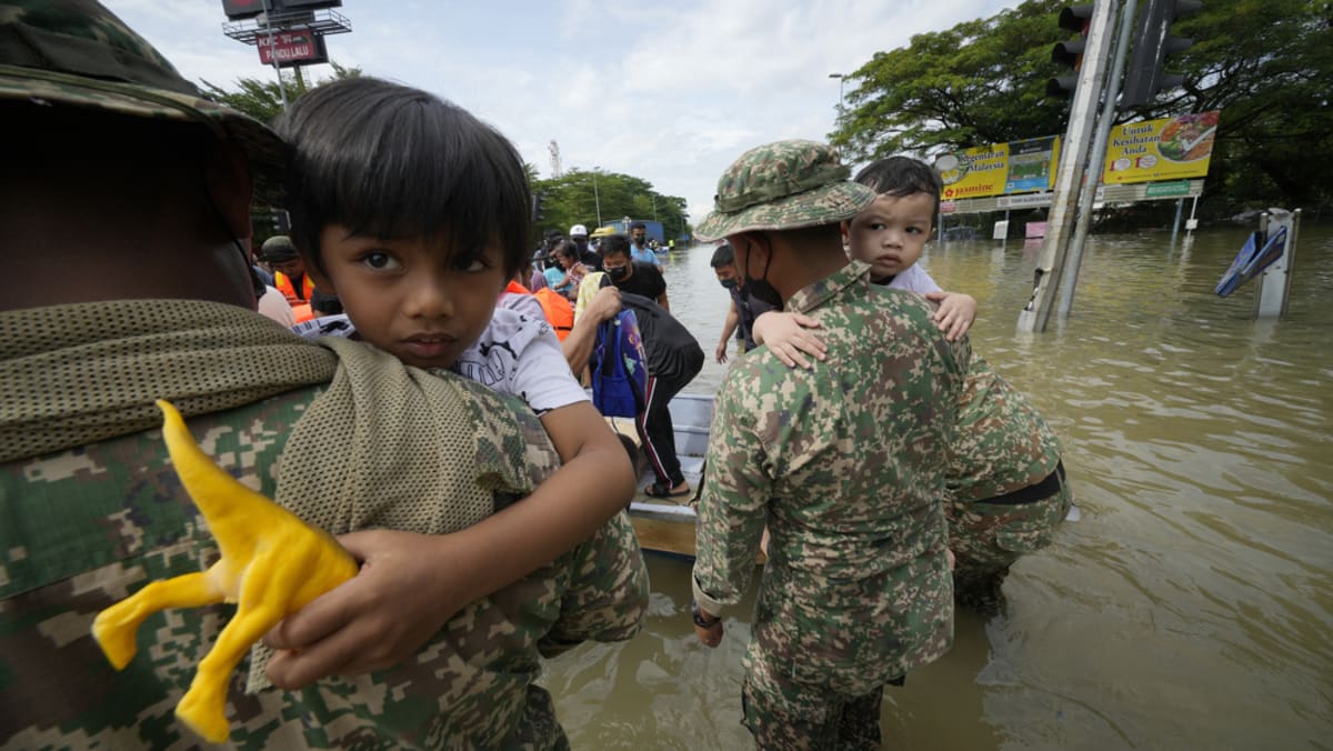 Banjir ‘sekali dalam 100 tahun’ di Malaysia mengungkap realitas perubahan iklim, diperlukan perencanaan bencana yang lebih baik: Para ahli