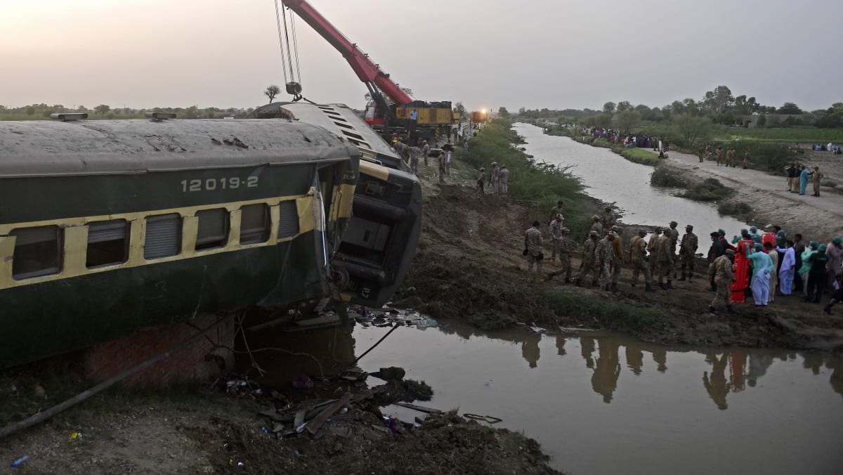Pakistan Api To Kereta api tergelincir di Pakistan: Angka korban meningkat kepada 30 ...