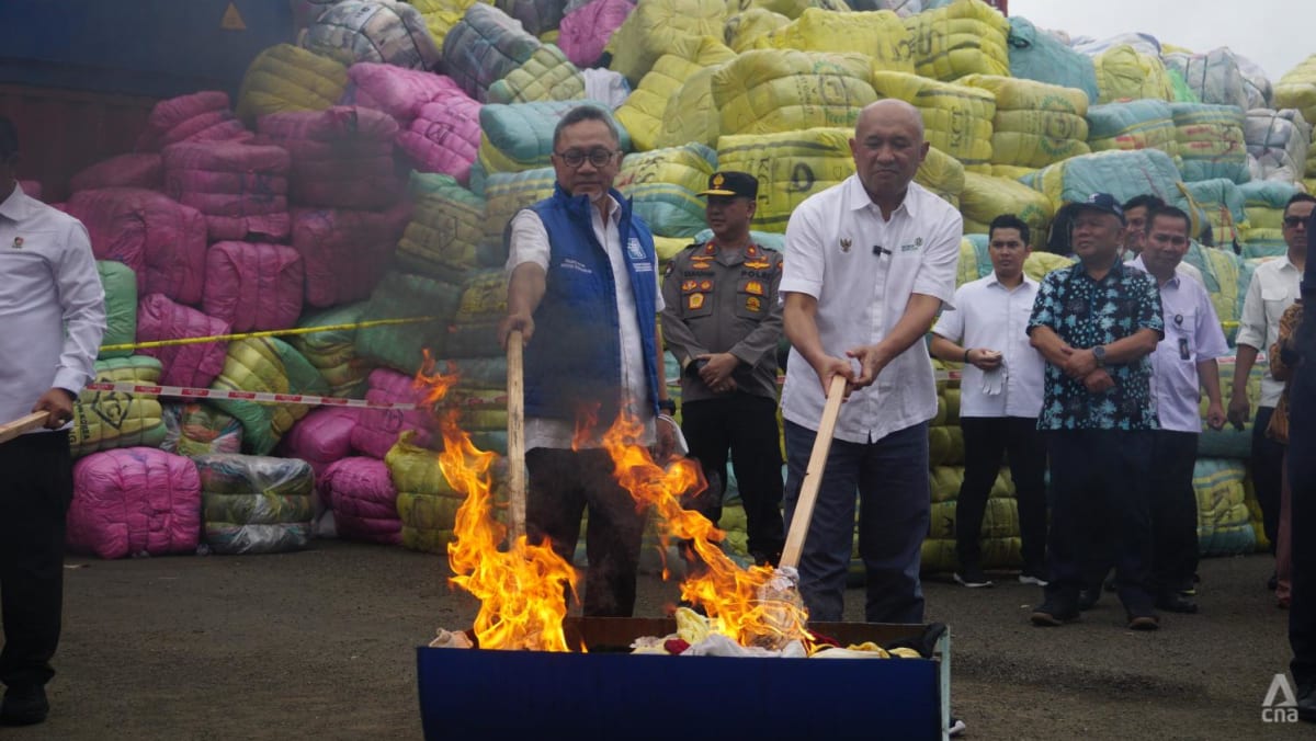 Hancurkan impor pakaian bekas, sebuah langkah untuk melindungi UKM tekstil, menurut seorang menteri Indonesia