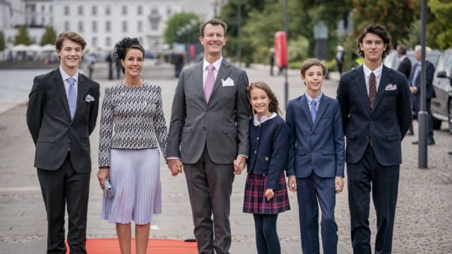 因丹麦女王取消四孙辈的王室头衔  十岁公主在校被欺负 